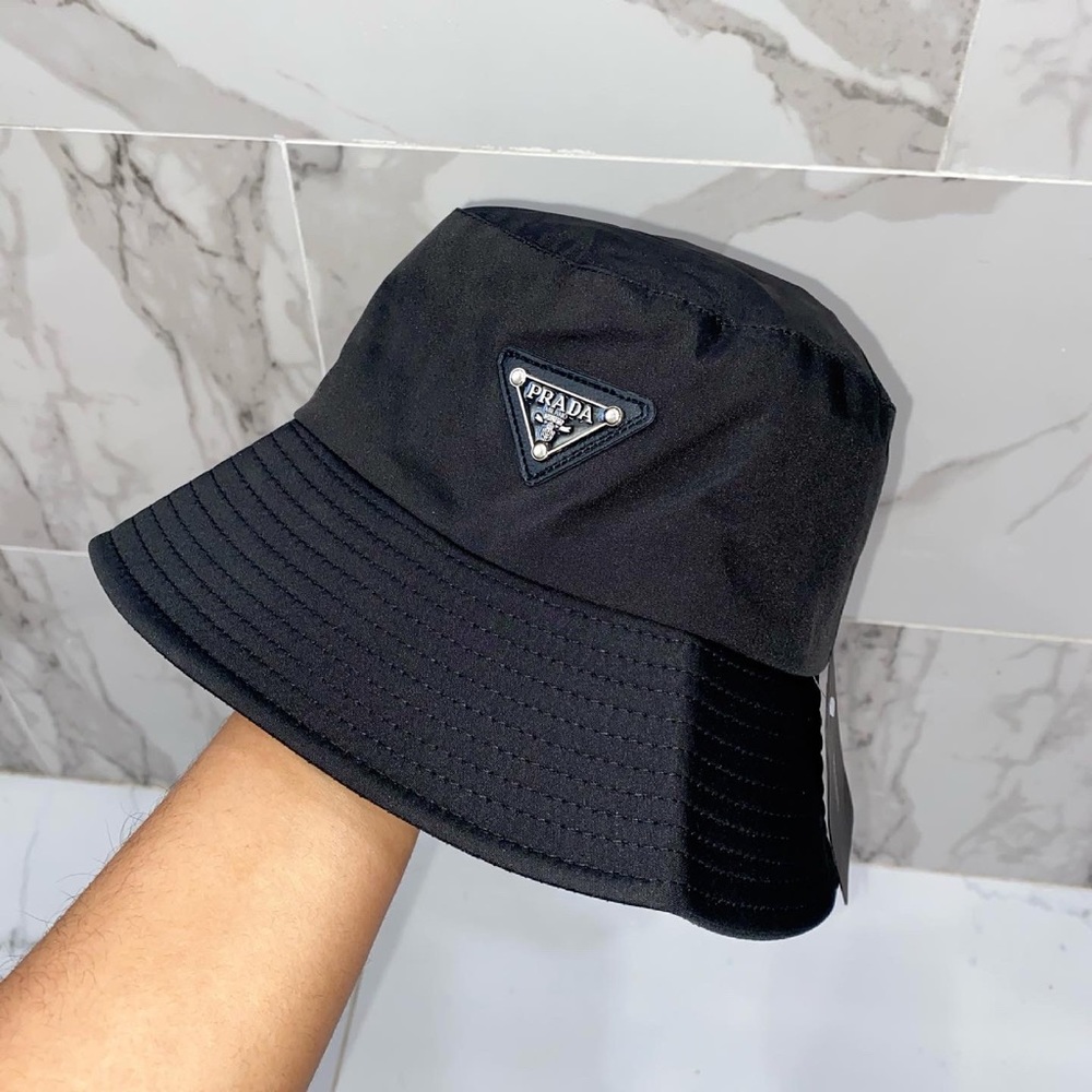 bucket hat in black